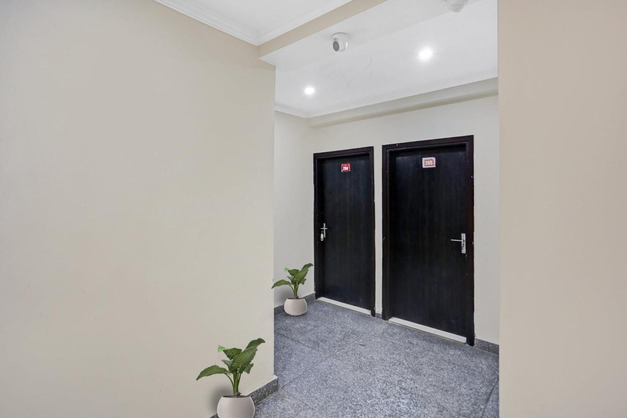 Hotel O Hotel Blue Orchid Нью-Дели Экстерьер фото